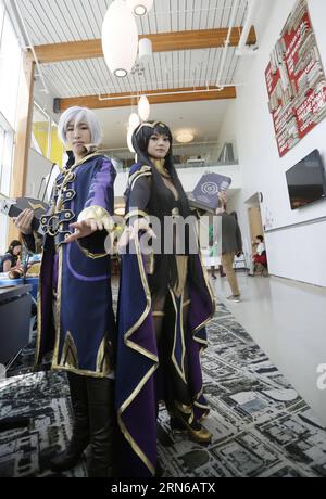 Die Teilnehmer in Cosplay-Kostümen posieren während der Anime Evolution Convention in Vancouver, Kanada, am 17. Juli 2015. Mehr als 3.000 Comic-Fans und Cosplayer nehmen an der Anime Evolution Convention 2015 Teil, die an der University of British Columbia stattfindet. ) KANADA-VANCOUVER-ANIME EVOLUTION CONVENTION Liangxsen PUBLICATIONxNOTxINxCHN Teilnehmer an Cosplay Kostümen posieren während der Anime Evolution Convention in Vancouver Kanada am 17. Juli 2015 mehr als 3 000 Comic-Unterstützer und Cosplayer nehmen an der Anime Evolution Convention Hero 2015 in der University of British Columbia Canada Vancouver Anime Evoluti Teil Stockfoto