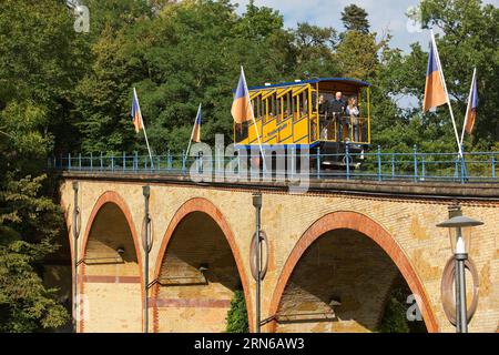 Nerobergbahn auf dem Viadukt, Zahnradbahn, technisches Kulturdenkmal, Wiesbaden, Hessen, Deutschland Stockfoto