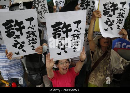 (150718) -- TOKIO, 18. Juli 2015 -- die Leute halten Plakate, auf denen Abe Politics is unverzeihlich während einer Kundgebung vor dem parlamentsgebäude in Tokio, Japan, 18. Juli 2015 steht. Etwa fünftausend Menschen nahmen an der Demonstration Teil. ) JAPAN-TOKIO-ANTI-ABE-PROTEST Stringer PUBLICATIONxNOTxINxCHN 150718 Tokio 18. Juli 2015 Prominente Halten Plakate, auf denen ABE-POLITIK steht, IST UNVERZEIHLICH während einer Kundgebung vor dem Parlamentsgebäude in Tokio Japan 18. Juli 2015 nahmen etwa fünftausend Prominente an der Demonstration Japan Tokio Anti-ABE-Protest Stringer PUBLICATIONxNOTxINxCHN Teil Stockfoto