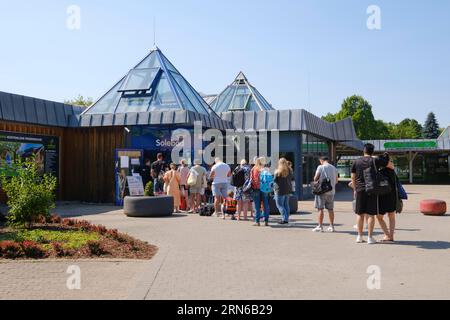 Menschen vor dem Eingang am Solebad, Revierpark Wischlingen, Huckarde, Dortmund, Ruhrgebiet, Nordrhein-Westfalen, Deutschland Stockfoto