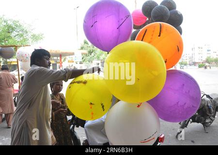 (150718) -- KARATSCHI, 18. Juli 2015 -- Ein pakistanischer Mann verkauft Ballons auf der Straße während der Feier des Eid al-Fitr Festivals in der südpakistanischen Hafenstadt Karatschi am 18. Juli 2015. ) PAKISTAN-KARACHI-EID AL-FITR-CELEBRATION Masroor PUBLICATIONxNOTxINxCHN 150718 Karachi 18. Juli 2015 ein pakistanischer Mann verkauft Ballons AUF DER Straße während der Feier des Oath Al Fitr Festivals in der südpakistanischen Hafenstadt Karachi AM 18. Juli 2015 Pakistan Karachi Oath Al Fitr Celebration Masroor PUNOBLICATINNxCHN Stockfoto