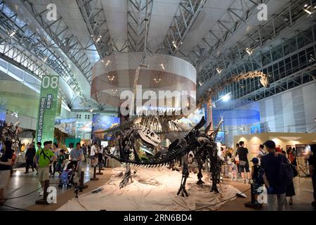 (150718) -- TOKIO, 18. Juli 2015 -- während der Mega-Dinosaurier-Ausstellung 2015 in Chiba, Japan, 18. Juli 2015, sehen sich die Menschen Nachbildungen von Dinosaurier-Skelett-Fossilien an. ) JAPAN-CHIBA-AUSSTELLUNG-DINOSAURIER MaxPing PUBLICATIONxNOTxINxCHN 150718 Tokio 18. Juli 2015 Prominente Schauen Sie SICH Repliken von Dinosaurier Skeleton Fossilien während der Mega Dinosaurier Ausstellung 2015 in Chiba Japan 18. Juli 2015 Japan Chiba Ausstellung Dinosaurier MaxPing PUBLICATIONxNOTxINxCHN Stockfoto