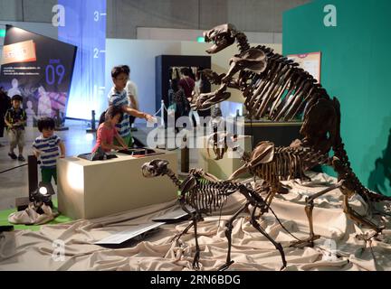 (150718) -- TOKIO, 18. Juli 2015 -- während der Mega-Dinosaurier-Ausstellung 2015 in Chiba, Japan, 18. Juli 2015, sehen sich die Menschen Nachbildungen von Dinosaurier-Skelett-Fossilien an. ) JAPAN-CHIBA-AUSSTELLUNG-DINOSAURIER MaxPing PUBLICATIONxNOTxINxCHN 150718 Tokio 18. Juli 2015 Prominente Schauen Sie SICH Repliken von Dinosaurier Skeleton Fossilien während der Mega Dinosaurier Ausstellung 2015 in Chiba Japan 18. Juli 2015 Japan Chiba Ausstellung Dinosaurier MaxPing PUBLICATIONxNOTxINxCHN Stockfoto