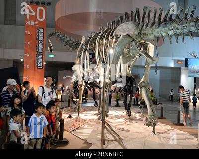 (150718) -- TOKIO, 18. Juli 2015 -- die Menschen sehen sich eine fossile Nachbildung eines Dinosaurier-Skeletts während der Mega Dinosaurier-Ausstellung 2015 in Chiba, Japan, 18. Juli 2015 an. ) JAPAN-CHIBA-AUSSTELLUNG-DINOSAURIER MaxPing PUBLICATIONxNOTxINxCHN 150718 Tokio 18. Juli 2015 Prominente Schauen Sie SICH eine Dinosaurier Skelett Fossil Replik während der Mega Dinosaurier Ausstellung 2015 in Chiba Japan 18. Juli 2015 Japan Chiba Ausstellung Dinosaurier MaxPing PUBLICATIONxNOTxINxCHN Stockfoto