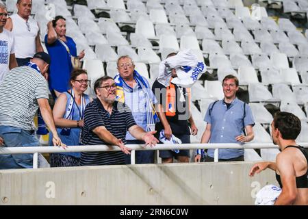 Strovolos, Zypern. August 2023 31. Gents Fans erhalten die Trikots nach einem Fußballspiel zwischen dem zyprischen APOEL FC und der belgischen KAA Gent am Donnerstag, den 31. August 2023 in Strovolos, Zypern, dem Rückspiel des Play-offs für den UEFA Europa Conference League-Wettbewerb. BELGA PHOTO GEORGE CHRISTOPHOROU Credit: Belga News Agency/Alamy Live News Stockfoto