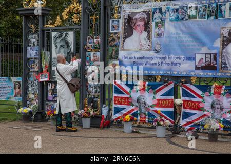 Kensington Palace, London, 31. August 2023. Königliche Fans und Wohltäter haben Blumenbezeichnungen, Banner, Fotos und Karten vor den Toren des Kensington Palace hinterlassen, der ehemaligen Heimat von Diana, Princes of Wales, in Erinnerung an die verstorbene „Königin der Herzen“ zum 26. Todestag. Die Prinzessin wurde an diesem Tag 1997 bei einem Autounfall in Paris getötet. Foto von Amanda Rose/Alamy Live News Stockfoto