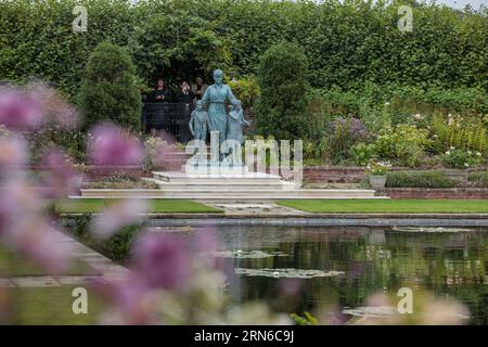 Kensington Palace, London, 31. August 2023. Diana, Prinzessin von Wales Statue, Kensington Palace Gardens, ihr ehemaliges Zuhause, zum 26. Jahrestag des Todes der „Königin der Herzen“. Die Prinzessin wurde an diesem Tag 1997 bei einem Autounfall in Paris getötet. Foto von Amanda Rose/Alamy Live News Stockfoto