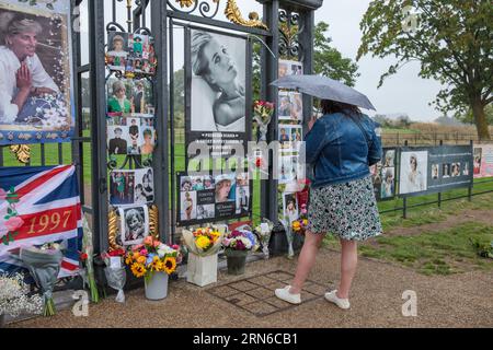 Kensington Palace, London, 31. August 2023. Königliche Fans und Wohltäter haben Blumenbezeichnungen, Banner, Fotos und Karten vor den Toren des Kensington Palace hinterlassen, der ehemaligen Heimat von Diana, Princes of Wales, in Erinnerung an die verstorbene „Königin der Herzen“ zum 26. Todestag. Die Prinzessin wurde an diesem Tag 1997 bei einem Autounfall in Paris getötet. Foto von Amanda Rose/Alamy Live News Stockfoto