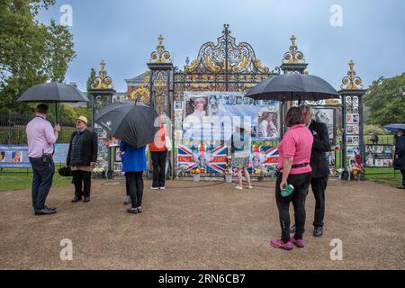 Kensington Palace, London, 31. August 2023. Königliche Fans und Wohltäter haben Blumenbezeichnungen, Banner, Fotos und Karten vor den Toren des Kensington Palace hinterlassen, der ehemaligen Heimat von Diana, Princes of Wales, in Erinnerung an die verstorbene „Königin der Herzen“ zum 26. Todestag. Die Prinzessin wurde an diesem Tag 1997 bei einem Autounfall in Paris getötet. Foto von Amanda Rose/Alamy Live News Stockfoto