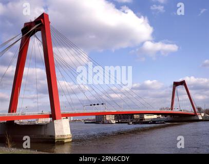 ROTTERDAM, NIEDERLANDE-APRIL 05. 2023: Blick auf die Willemsbrug-Brücke in Rotterdam. Hellrote Brücke mit einer Gesamtlänge von etwa 318 Metern. Das Hier Stockfoto