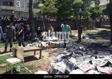 (150720) -- ANKARA, 20. Juli 2015 () -- dieses Bild, das am 20. Juli 2015 aufgenommen wurde, zeigt Rettungskräfte, die auf dem Hof des Amara Cultural Center im Bezirk Suruc der Provinz Sanliurfa im Südosten der Türkei arbeiten, wo eine Explosion geschah. Mindestens 10 Menschen wurden getötet und mehr als 20 andere wurden bei der großen Explosion am Montag nahe der Grenze zu Syrien verwundet, berichteten lokale Medien. () (cl) TURKEY-SURUC DISTRICT-BLAST Xinhua PUBLICATIONxNOTxINxCHN 150720 Ankara 20. Juli 2015 dieses AM 20. Juli 2015 aufgenommene Screen Grave Image zeigt Rettungskräfte, die AUF dem Hof des Amara Cultural Center in S arbeiten Stockfoto