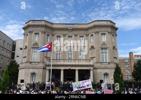 (150720)-- WASHINGTON D.C., 20. Juli 2015-- die Menschen beobachten die Eröffnungszeremonie der kubanischen Botschaft, während die Nationalflagge Kubas in Washington DC, den Vereinigten Staaten, am 20. Juli 2015 hisst. )(azp) US-KUBA-BOTSCHAFT-ERÖFFNUNGSZEREMONIE yinxbogu PUBLICATIONxNOTxINxCHN 150720 Washington D C 20. Juli 2015 Prominente Sehen Sie sich die Eröffnungszeremonie der Botschaft Kubas an, da die Nationalflagge Kubas in Washington DC aufgestellt wird die Vereinigten Staaten 20. Juli 2015 EGP Eröffnungszeremonie der US-Botschaft Kuba YinxBogu PUICATIONxCHINxCHXTxCHINxTxTxXN Stockfoto