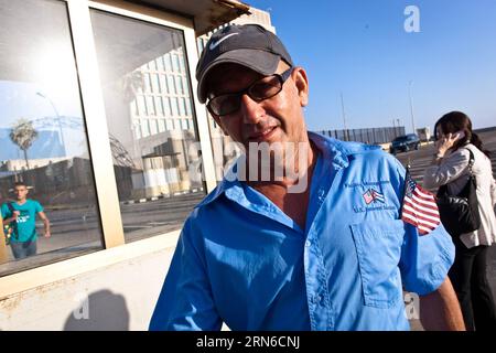 (150720) -- HAVANNA, 20. Juli 2015 -- Ein einheimischer Mitarbeiter verlässt die US-Botschaft in Havanna, Kuba, am 20. Juli 2015. Kuba und die Vereinigten Staaten haben ihre jeweiligen Botschaften am Montag im Rahmen ihrer jüngsten Vereinbarung über die Wiederherstellung diplomatischer Beziehungen wieder eröffnet. ) KUBA-HAVANNA-US-DIPLOMATISCHE BEZIEHUNGEN-BOTSCHAFT LiuxBin PUBLICATIONxNOTxINxCHN 150720 Havanna 20. Juli 2015 ein lokaler Mitarbeiter verlässt die US-Botschaft in Havanna Kuba AM 20. Juli 2015 Kuba und die Vereinigten Staaten haben ihre jeweiligen Botschaften AM Montag im Rahmen ihres kürzlich abgeschlossenen Abkommens zur Wiederherstellung der diplomatischen Beziehungen Kuba Havanna U wieder eröffnet s Diplo Stockfoto