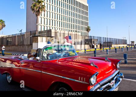 (150720) -- HAVANNA, 20. Juli 2015 -- Ein Tourist aus Kalifornien legt am 20. Juli 2015 in einem amerikanischen Oldtimer in der Nähe der US-Botschaft in Havanna, Kuba, eine US-Nationalflagge auf. Kuba und die Vereinigten Staaten haben ihre jeweiligen Botschaften am Montag im Rahmen ihrer jüngsten Vereinbarung über die Wiederherstellung diplomatischer Beziehungen wieder eröffnet. ) KUBA-HAVANNA-US-DIPLOMATISCHE BEZIEHUNGEN-BOTSCHAFT LiuxBin PUBLICATIONxNOTxINxCHN 150720 Havanna 20. Juli 2015 ein Tourist aus Kalifornien schickt in einem amerikanischen Oldtimer in der Nähe der US-Botschaft in Havanna Kuba AM 20. Juli 2015 Kuba und die Vereinigten Staaten eröffneten ihre Fahrzeuge wieder Stockfoto