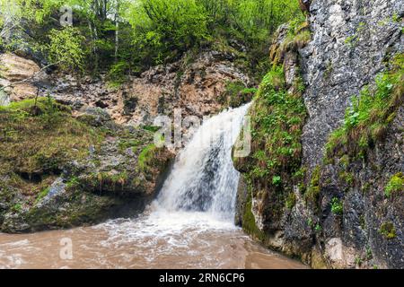 Landschaft der Honey Waterfalls. Dies ist eine Gruppe von Wasserfällen auf den Flüssen Alikonovka und Echki-Bash in Karachay-Tscherkessien Stockfoto