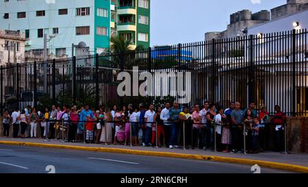 (150720) -- HAVANNA, 20. Juli 2015 -- Kubaner warten am 20. Juli 2015 in Warteschlangen, um Visa außerhalb des Hauptgebäudes der US-Botschaft in Havanna, Kuba, zu beantragen. Kuba und die Vereinigten Staaten haben ihre jeweiligen Botschaften am Montag im Rahmen ihrer jüngsten Vereinbarung über die Wiederherstellung diplomatischer Beziehungen wieder eröffnet. ) KUBA-HAVANNA-US-DIPLOMATISCHE BEZIEHUNGEN-BOTSCHAFT LiuxBin PUBLICATIONxNOTxINxCHN 150720 HAVANNA 20. Juli 2015 Kubaner warten in Zeilen, um Visa außerhalb des Hauptgebäudes der US-Botschaft in Havanna zu beantragen Kuba AM 20. Juli 2015 haben Kuba und die Vereinigten Staaten ihre jeweiligen Botschaften AUF Monda wieder eröffnet Stockfoto
