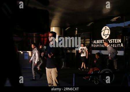 Ein Journalist arbeitet vor dem Albert Einstein Hospital, wo der ehemalige Fußballspieler Edson Arantes do Nascimiento, auch bekannt als Pele, am 20. Juli 2015 in Sao Paulo, Brasilien, entlassen wurde. Laut der lokalen Presse wurde Edson Arantes do Nascimento am Montag entlassen, nachdem er am Dienstag einer Wirbelsäulenoperation unterzogen worden war. Rahel Patrasso) (SP)BRASILIEN-SAO PAULO-FUSSBALL-PELE e RahelxPatrasso PUBLICATIONxNOTxINxCHN ein Journalist arbeitet vor dem Albert Einstein Hospital, wo der ehemalige Fußballspieler Edson Arantes so Pele genannt hat, was AM 20. Juli in Sao Paulo Brasilien auslief Stockfoto