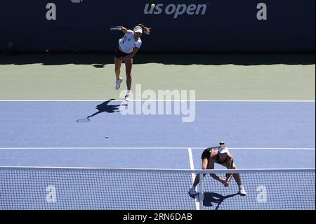 New York, USA. August 2023 31. Die Belgierin Elise Mertens (weiß) und ihre Doppelpartnerin Storm Hunter of Australia spielen im Rahmen der ersten Runde der Women's Doubles gegen Nadiia Kichenok aus der Ukraine und Danielle Collins aus den Vereinigten Staaten, die im US Open Tennis-Turnier 2023 im USTA Billie Jean King National Tennis Center, Flushing Corona Park, New York, NY, August 31, 2023. (Foto: Anthony Behar/SIPA USA) Credit: SIPA USA/Alamy Live News Stockfoto