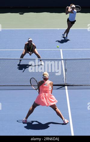 New York, USA. August 2023 31. Die Belgierin Elise Mertens (weiß) und ihre Doppelpartnerin Storm Hunter of Australia spielen im Rahmen der ersten Runde der Women's Doubles gegen Nadiia Kichenok aus der Ukraine und Danielle Collins aus den Vereinigten Staaten, die im US Open Tennis-Turnier 2023 im USTA Billie Jean King National Tennis Center, Flushing Corona Park, New York, NY, August 31, 2023. (Foto: Anthony Behar/SIPA USA) Credit: SIPA USA/Alamy Live News Stockfoto