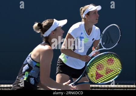 New York, USA. August 2023 31. Die Belgierin Elise Mertens (weiß) und ihre Doppelpartnerin Storm Hunter of Australia spielen im Rahmen der ersten Runde der Women's Doubles gegen Nadiia Kichenok aus der Ukraine und Danielle Collins aus den Vereinigten Staaten, die im US Open Tennis-Turnier 2023 im USTA Billie Jean King National Tennis Center, Flushing Corona Park, New York, NY, August 31, 2023. (Foto: Anthony Behar/SIPA USA) Credit: SIPA USA/Alamy Live News Stockfoto