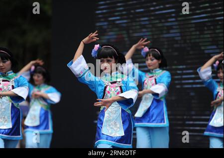 (150722) -- LIUZHI , 21. Juli 2015 -- Menschen der ethnischen Minderheit Bouyei tanzen während des Double Sixth Festivals in der Liuzhi Special Zone, Südwestchinas Provinz Guizhou, 21. Juli 2015. Das Double Sixth Festival, ein wichtiges traditionelles Festival für die Bouyei, kommt am 6. Juni nach dem Mondkalender, wenn sie Götter opfern, singen und tanzen in traditionellen Kostümen zum Feiern. ) (xcf) CHINA-GUIZHOU-LIUZHI-DOUBLE SIXTH FESTIVAL (CN) TaoxLiang PUBLICATIONxNOTxINxCHN 150722 Liuzhi 21. Juli 2015 Prominente des Buyei Ethnic Minority Dance während des Double Sixth Festivals in Li Stockfoto