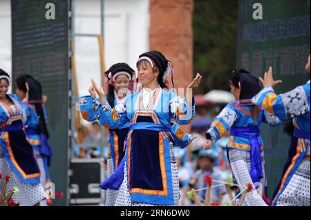 (150722) -- LIUZHI , 21. Juli 2015 -- Menschen der ethnischen Minderheit Bouyei tanzen während des Double Sixth Festivals in der Liuzhi Special Zone, Südwestchinas Provinz Guizhou, 21. Juli 2015. Das Double Sixth Festival, ein wichtiges traditionelles Festival für die Bouyei, kommt am 6. Juni nach dem Mondkalender, wenn sie Götter opfern, singen und tanzen in traditionellen Kostümen zum Feiern. ) (xcf) CHINA-GUIZHOU-LIUZHI-DOUBLE SIXTH FESTIVAL (CN) TaoxLiang PUBLICATIONxNOTxINxCHN 150722 Liuzhi 21. Juli 2015 Prominente des Buyei Ethnic Minority Dance während des Double Sixth Festivals in Li Stockfoto