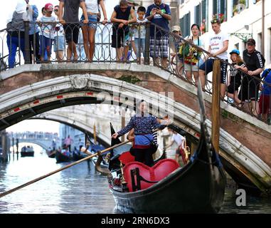 (150722) -- VENEDIG, 21. Juli 2015 -- Wu Juan (vorn), eine Binnenschiffer-Frau aus Zhouzhuang, singt am 21. Juli 2015 chinesische Lieder und reiht sich mit einem Gondolier in Venedig, Italien, entlang eines Kanals. Während der Expo Mailand 2015 hält China s Zhouzhuang ein Seminar in Mailand und eine Veranstaltung mit dem Titel Eine Geschichte zweier Städte in Venedig ab, um die chinesische Kultur der Wasserstadt vorzustellen. )(bxq) ITALIEN-VENEDIG-ZHOU ZHUANG-BARGE FRAU JinxYu PUBLICATIONxNOTxINxCHN 150722 Venedig 21. Juli 2015 Wu Juan Front eine Barge Frau aus Zhou Zhuang singt AM 21. Juli 2015 chinesische Lieder und reiht sich mit einem Gondolier entlang eines Kanals in Venedig-Italien Stockfoto