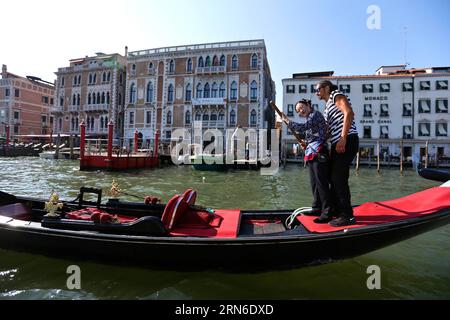 (150722) -- VENEDIG, 21. Juli 2015 -- Ein Gondolier lehrt Wu Juan (L), eine Binnenschifffrau aus Zhouzhuang, eine Gondel (ein traditionelles venezianisches Ruderboot mit flachem Boden) in Venedig, Italien, am 21. Juli 2015 zu handhaben. Während der Expo Mailand 2015 hält China s Zhouzhuang ein Seminar in Mailand und eine Veranstaltung mit dem Titel Eine Geschichte zweier Städte in Venedig ab, um die chinesische Kultur der Wasserstadt vorzustellen. )(bxq) ITALIEN-VENEDIG-ZHOU ZHUANG-BARGE FRAU JinxYu PUBLICATIONxNOTxINxCHN 150722 Venedig 21. Juli 2015 ein Gondolier lehrt Wu Juan l eine Barge Frau aus Zhou Zhuang, eine Gondel zu handhaben, eine traditionelle flache venezianische Ro Stockfoto