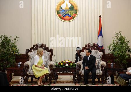 (150722) -- VIENTIANE, 22. Juli 2015 -- die Ehefrau von US-Vizepräsident Joe Biden, Jill Biden (L), trifft sich am 22. Juli 2015 im Büro des Premierministers in Vientiane (Laos) mit dem stellvertretenden Premierminister und Bildungsminister von Laos, Phankham Viphavan. ) LAOS-VIENTIANE-JILL BIDEN-VISIT LiuxAilun PUBLICATIONxNOTxINxCHN 150722 Vientiane 22. Juli 2015 Vizepräsident der Vereinigten Staaten Joe Biden Frau 2015 Jill Biden Stockfoto