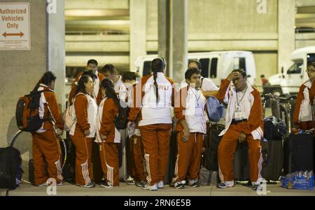 (150722) -- LOS ANGELES, 21. Juli 2015 -- peruanische Nationalmannschaft für 2015 Special Olympics World Summer Games warten auf den Shuttlebus am Los Angeles International Airport in Kalifornien, USA, 21. Juli 2015. Aufgrund des Transportversagens des Organisationskomitees der Special Olympics World Summer Games 2015 stürzten viele Teams, die am Flughafen ankamen, lange Zeit. Yang Lei) (SP)US-LOS ANGELES-2015 SPECIAL OLYMPICS WORLD GAMES-STRANDED TEAMS yangxleixC PUBLICATIONxNOTxINxCHN 150722 Los Angeles 21. Juli 2015 peruanische Nationalmannschaft für 2015 Special Olympics World Su Stockfoto