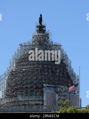 Eine Nationalflagge der Vereinigten Staaten fliegt am 21. Juli 2015 im Capitol in Washington, D.C. US-Präsident Barack Obama ordnete am Dienstag an, dass die Flaggen bis Juli 25 auf die Hälfte des Personals in Bundesgebäuden im ganzen Land herabgesetzt werden, um die Militärangehörigen zu ehren, die letzte Woche in Chattanooga, Tennessee, getötet wurden. ) US-WASHINGTON-SHOOTINGS-HALF-STAFF YinxBogu PUBLICATIONxNOTxINxCHN eine Nationalflagge der Vereinigten Staaten FLIEGT auf halbem STAB im Kapitol in Washington DC 21. Juli 2015 US-Präsident Barack Obama ordnete an, dass Tuesday Thatcher Flags auf halbem Stab IN DEN Bundesgebäuden gegenüber T abgesenkt werden Stockfoto