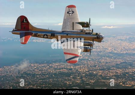 Boeing B17 Flying Fortress über Neapel Stockfoto