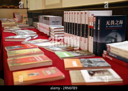 (150724) -- AUCKLAND, 24. Juli 2015 -- das am 24. Juli 2015 aufgenommene Foto zeigt eine Vielzahl von Büchern, die in der chinesischen Buchausstellung zum 70. Jahrestag des Sieges des Antifaschistischen Krieges gezeigt werden. Die Buchausstellung zeigte fast 1.000 Arten von Büchern, die die Schlachtfelder Chinas gegen Faschisten während des Krieges umfassend reflektierten. Zhang Heqing)(azp) NEW ZEALAND-AUCKLAND-CHINA-BOOK AUSSTELLER Tianye PUBLICATIONxNOTxINxCHN 150724 Auckland 24. Juli 2015 das Foto vom 24. Juli 2015 zeigt eine Vielzahl von Büchern, die in der chinesischen Buchausstellung anlässlich des 70 Stockfoto