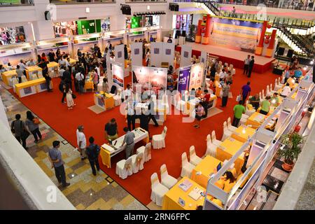 (150725) -- KUALA LUMPUR, 25. Juli 2015 -- Besucher besuchen die 2015 schöne China-Maritime Silk Road China Tourism Products Fair in Kuala Lumpur, Hauptstadt von Malaysia, 25. Juli 2015. Die zweitägige Chinesische Tourismusmesse startete hier am Samstag. ) MALAYSIA-KUALA LUMPUR-CHINA TOURISMUS PRODUKTE-MESSE ChongxVoonxChung PUBLICATIONxNOTxINxCHN 150725 Kuala Lumpur Juli 25 2015 Prominente besuchen die 2015 schöne China Maritime Silk Road China Tourismus Produkte Messe in Kuala Lumpur Hauptstadt von Malaysia Juli 25 2015 die 2 Tage China Tourismus Messe begann hier AM Samstag Malaysia Kuala Lumpur China Tourismus Pr Stockfoto