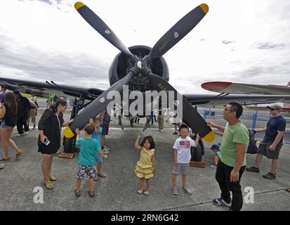 Besucher sehen ein Oldtimer-Flugzeug auf der Boundary Bay Air Show in Delta, Kanada, am 25. Juli 2015. Zu Ehren des 70. Jahrestages des Endes des Zweiten Weltkriegs werden in diesem Jahr verschiedene Oldtimer-Flugzeuge und Flugvorführungen während der Veranstaltung gezeigt. )(bxq) CANADA-VANCOUVER-AIR SHOW Liangxsen PUBLICATIONxNOTxINxCHN Visitors Sehen Sie sich ein Vintage Aircraft AUF der Boundary Bay Air Show in Delta Canada im Juli 25 2015 an, um den 70. Jahrestag des Endes der Welt zu ehren war II die Air Show dieses Jahr zeigt verschiedene Vintage Aircraft und Flight Demonstration während der Eve Stockfoto