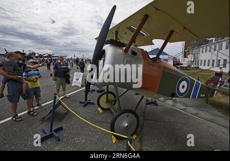 Besucher sehen ein Oldtimer-Flugzeug auf der Boundary Bay Air Show in Delta, Kanada, am 25. Juli 2015. Zu Ehren des 70. Jahrestages des Endes des Zweiten Weltkriegs werden in diesem Jahr verschiedene Oldtimer-Flugzeuge und Flugvorführungen während der Veranstaltung gezeigt. )(bxq) CANADA-VANCOUVER-AIR SHOW Liangxsen PUBLICATIONxNOTxINxCHN Visitors Sehen Sie sich ein Vintage Aircraft AUF der Boundary Bay Air Show in Delta Canada im Juli 25 2015 an, um den 70. Jahrestag des Endes der Welt zu ehren war II die Air Show dieses Jahr zeigt verschiedene Vintage Aircraft und Flight Demonstration während der Eve Stockfoto