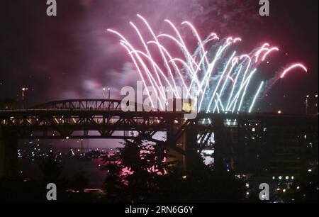 (150726) -- VANCOUVER, - Team China zeigt seine Feuerwerkshow während der 25th Celebration of Light in English Bay in Vancouver, Kanada, 25. Juli 2015. Die 25. Jährliche Celebration of Light startete am Samstagabend mit dem Team China, das den Himmel Vancouvers erleuchtete und etwa 400 000 Menschen entlang der English Bay in Vancouver anlockte. Der diesjährige Feuerwerkswettbewerb umfasst das Team China, Brasilien sowie Kanada. ) CANADA-VANCOUVER-FIREWORKS Liangxsen PUBLICATIONxNOTxINxCHN 150726 Vancouver Team China zeigt seine Feuerwerkshow während der 25. Celebration of Light in English Bay in Va Stockfoto