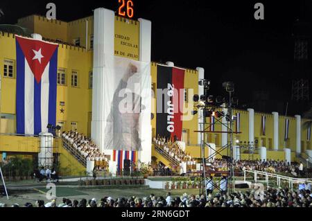 (150726) -- SANTIAGO DE CUBA, 26. Juli 2015 -- Teilnehmer nehmen an der nationalen Veranstaltung zum Gedenken an den 62. Jahrestag der Angriffe auf die Kasernen Moncada und Carlos Manuel de Cespedes in Santiago de Cuba, Kuba, am 26. Juli 2015 Teil. Um die Blockade der Vereinigten Staaten nach Kuba zu beenden und das von der Guantanamo-Marinebasis besetzte Territorium zurückzugeben, sind die Bedingungen für die Normalisierung der Beziehungen, die am Sonntag von dem kubanischen Vizepräsidenten Jose Ramon Machado Ventura bekräftigt wurden. KUBA-SANTIAGO DE CUBA-POLITICS-ANNIVERSARY Str PUBLICATIONxNOTxINxCHN 150726 Santiago de Cuba Juli 26 2015 Teilnehmer nehmen Teil Stockfoto