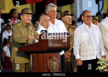 (150726) -- SANTIAGO DE CUBA, 26. Juli 2015 -- Kubas Präsident Raul Cao (1. L) hält eine Rede während der nationalen Veranstaltung zum 62. Jahrestag der Angriffe auf die Kasernen Moncada und Carlos Manuel de Cespedes in Santiago de Cuba, Kuba, 26. Juli 2015. Um die Blockade der Vereinigten Staaten nach Kuba zu beenden und das von der Guantanamo-Marinebasis besetzte Territorium zurückzugeben, sind die Bedingungen für die Normalisierung der Beziehungen, die am Sonntag von dem kubanischen Vizepräsidenten Jose Ramon Machado Ventura bekräftigt wurden. CUBA-SANTIAGO DE CUBA-POLITICS-ANNIVERSARY Str PUBLICATIONxNOTxINxCHN 150726 Santiago de Cuba Ju Stockfoto