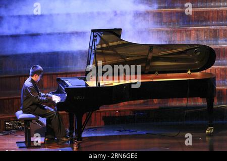 (150726) -- SYDNEY, 26. Juli 2015 -- ein Junge spielt Klavier während eines Abendkonzerts zum 70. Jahrestag des Sieges im Chinesischen Volkskrieg gegen die japanische Aggression und des Sieges des Antifaschistischen Krieges im Rathaus von Sydney, Australien, am 26. Juli 2015. )(azp) AUSTRALIEN-SYDNEY-KONZERT-JAHRESTAG jinxlinpeng PUBLICATIONxNOTxINxCHN 150726 Sydney Juli 26 2015 ein Junge SPIELT das Klavier während des Abendkonzerts zum Gedenken an den 70. Jahrestag des Sieges in den chinesischen Prominenten S war des Widerstands gegen die japanische Aggression und der Sieg o Stockfoto