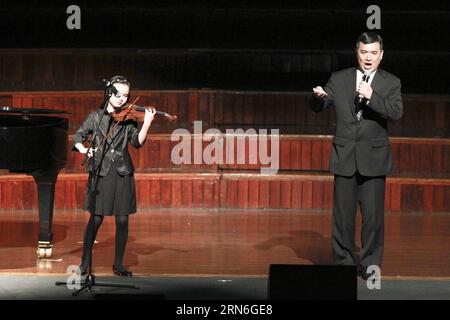 (150726) -- SYDNEY, 26. Juli 2015 -- ein Schauspieler rezitiert Gedichte, begleitet von Geige, während eines Abendkonzerts zum 70. Jahrestag des Sieges im chinesischen Volkskrieg gegen die japanische Aggression und des Sieges des Antifaschistischen Krieges im Rathaus von Sydney, Australien, am 26. Juli 2015. )(azp) AUSTRALIEN-SYDNEY-KONZERT-JAHRESTAG jinxlinpeng PUBLICATIONxNOTxINxCHN 150726 Sydney Juli 26 2015 zum Schauspieler Rezitieren Gedichte mit Violine während des Abendkonzerts zum Gedenken an den 70. Jahrestag des Sieges in den chinesischen Prominenten S was of Resista Stockfoto