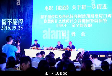 (150727) -- PEKING, 27. Juli 2015 -- Regisseur und Schauspieler Xu Zheng (C) nimmt an der Pressekonferenz des neuen Films Lost in Hong Kong in Peking, der Hauptstadt Chinas, am 27. Juli 2015 Teil. Der Film wird am 25. September veröffentlicht. ) (Zwx) CHINA-BEIJING-NEW MOVIE LOST IN HONG KONG -PRESS CONFERENCE(CN) JinxLiangkuai PUBLICATIONxNOTxINxCHN 150727 Peking Juli 27 2015 der Regisseur und Schauspieler Xu Zheng C nimmt an der Pressekonferenz des New Movie Lost in Hong Kong in Beijing Capital of China Teil Juli 27 2015 der Film wird AM 25. September veröffentlicht zwx China Beijing New Movie Lost in Hong Kong Press Conference CN Jin Stockfoto