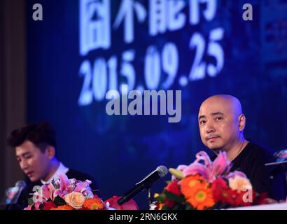 (150727) -- PEKING, 27. Juli 2015 -- Regisseur und Schauspieler Xu Zheng (R) nimmt an der Pressekonferenz des neuen Films Lost in Hong Kong in Peking, der Hauptstadt Chinas, am 27. Juli 2015 Teil. Der Film wird am 25. September veröffentlicht. ) (Zwx) CHINA-BEIJING-NEW MOVIE LOST IN HONG KONG -PRESS CONFERENCE(CN) JinxLiangkuai PUBLICATIONxNOTxINxCHN 150727 Peking Juli 27 2015 der Regisseur und Schauspieler Xu Zheng r nimmt an der Pressekonferenz des New Movie Lost in Hong Kong in Beijing Capital of China AM 27 2015. Juli Teil der Film wird AM 25. September veröffentlicht zwx China Beijing New Movie Lost in Hong Kong Press Conference CN Jin Stockfoto