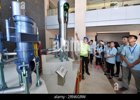 (150727) -- FUQING , 27. Juli 2015 -- öffentliche Vertreter und Reporter besuchen ein Instrumentenmodell bei Fuqing Nuclear Power Co., Ltd. Der China National Nuclear Corporation (CNNC) in Fuqing, südöstliche chinesische Provinz Fujian, 27. Juli 2015. CNNC organisiert Besuche in seinen regionalen Niederlassungen, um die Öffentlichkeit über den Betrieb und die Sicherheitskontrolle von Kernkraftwerken und Chinas Atomindustrie während einer offenen Woche und eines Sommercamps für Schüler der Sekundarstufe zur Popularisierung von nuklearem Wissen zu informieren. ) (xcf) CHINA-FUJIAN-FUQING-OPEN WEEK-NUCLEAR POWER (CN) JiangxKehong PUBLICATIONxNOTxINxCH Stockfoto