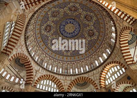 Das Foto vom 25. Juli 2015 zeigt die Innenräume der Selimiye-Moschee in Edirne, Türkei. Die Selimiye-Moschee, eine osmanische Moschee, wurde von Sultan Selim II. In Auftrag gegeben und im 16. Jahrhundert vom Architekten Mimar Sinan erbaut. Es galt als eine der höchsten Errungenschaften der islamischen Architektur. Die Selimiye-Moschee und ihr Sozialkomplex wurden auf der 35. Sitzung des UNESCO-Weltkulturerbekomitees im Juni 2011 in die Liste des Weltkulturerbes aufgenommen. TÜRKEI-EDIRNE-ARCHITEKTUR-MOSCHEE ZouxLe PUBLICATIONxNOTxINxCHN Foto vom Juli 25 2015 zeigt die Innenräume der Selimiye-Moschee Stockfoto