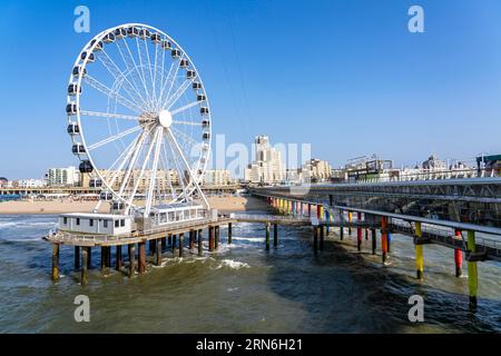 Pier und Riesenrad am Scheveningen Beach, Skyline, Niederlande Stockfoto