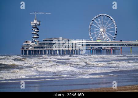 Der Pier und das Riesenrad am Scheveningen Stand, Strong Swell, Niederlande Stockfoto