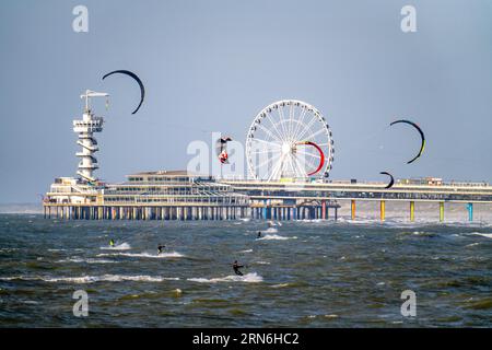 Der Pier und das Riesenrad am Scheveningen Stand, starke Schwellen, Windsurfer, Niederlande Stockfoto