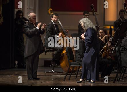 BUENOS AIRES, 29. Juli 2015 -- die argentinische Pianistin Martha Argerich R reagiert auf den Applaus von Daniel Barenboim L, argentinischer Musiker und Orchesterdirigent, während eines Konzerts mit dem West-Eastern Divan Orchestra im Colon Theater in Buenos Aires, Hauptstadt von Argentinien, am 29. Juli 2015. jp ARGENTINA-BUENOS AIRES-MUSIC-CONCERT MARTINxZABALA PUBLICATIONxNOTxINxCHN Stockfoto