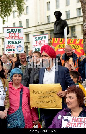 London, Großbritannien. August 2023 31. Hunderte von Menschen, die sich gegen die geplante Schließung von fast 1000 Bahnfahrkartenschaltern in England aussprachen, marschierten heute zur Downing Street. Tan Dhesi, Schattenverkehrsminister, wird mit Aktivisten aus Wahlkampfgruppen Behinderter gesehen. G.P. Essex/Alamy Live News Stockfoto